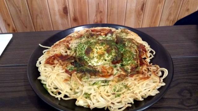 広島風お好み焼き 半熟卵とチーズ